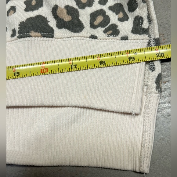 American Eagle Cheetah Crewneck Oversized Jegging Fit. Slit Sides. Women’s Small - Picture 2 of 15